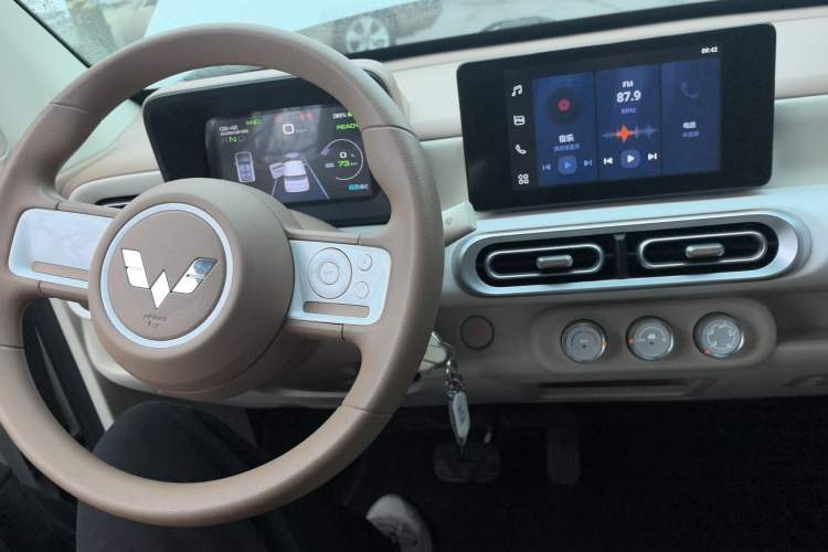 Used Wuling Hongguang MINIEV 2024 3rd Generation 215km Advanced Version
