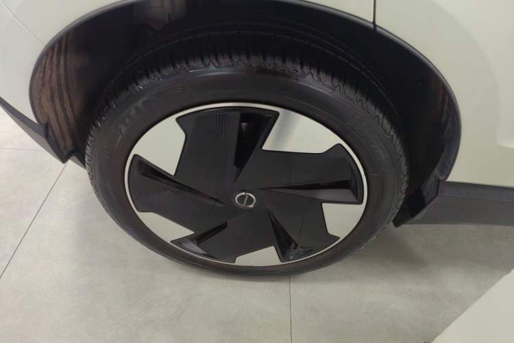 Used Volvo EX30 2025 Rear-Drive Long-Range Plus Model
