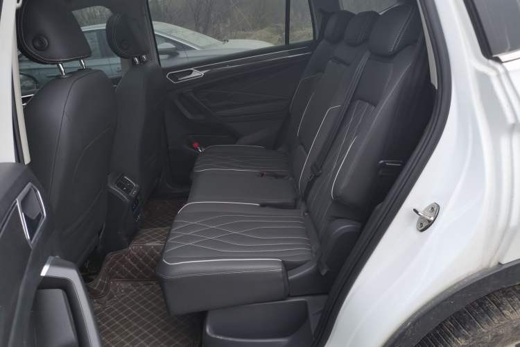 Used Volkswagen Tiguan L 2023 380TSI Automatic All-Wheel Drive R-Line Enhanced 7-Seater Left Rear Seat