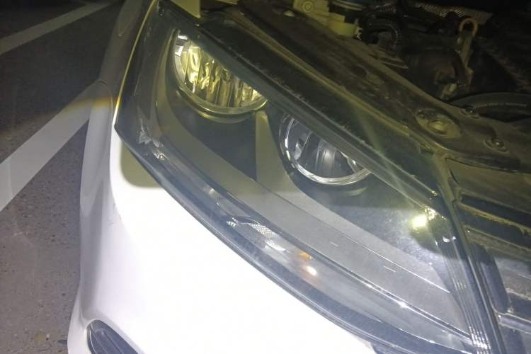 Used Volkswagen Sagitar 2015 1.6L Automatic Comfort Model Right Front Headlight