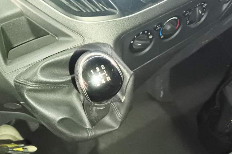 Used Ford Transit 2020 2.0T Diesel Multi-Function Commercial Vehicle Mid-Chassis Low-Roof Design with Dual Rear Doors Meeting China VI Emission Standards Gear Lever