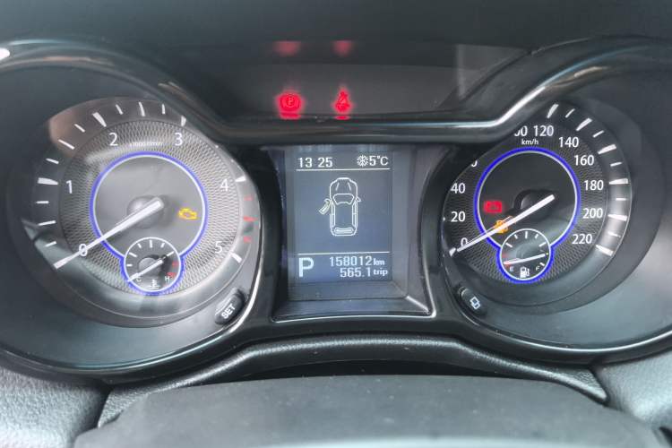 Used JMC Yusheng S350 2016 2.4T Automatic 2WD Diesel Luxury Version with Sunroof 5 Seats
