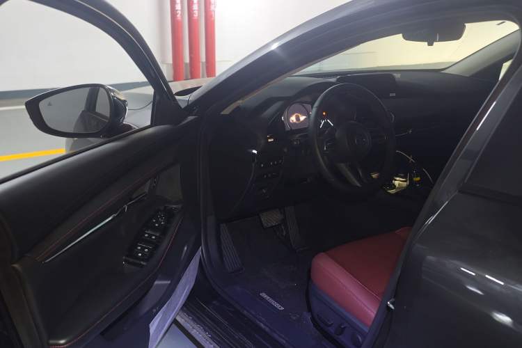 Used Mazda 3 Axela 2025 Model, 2.0L Automatic, Quality Excellence Edition Driver Seat