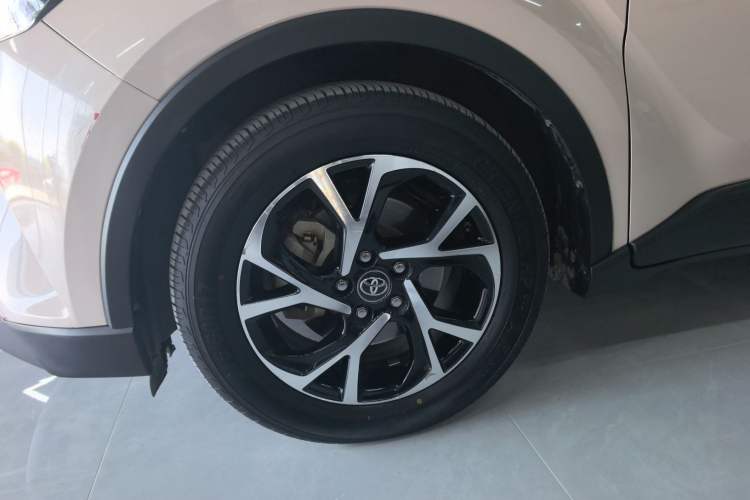 Used Toyota C-HR 2018 2.0L Luxury Sunroof Version China VI Standard
