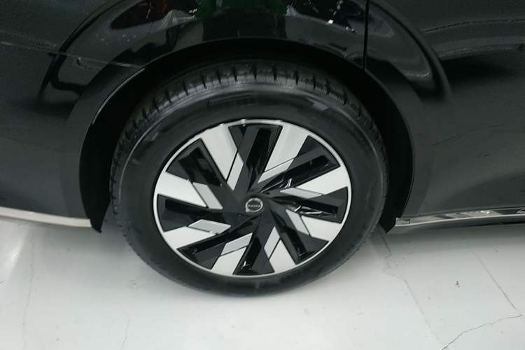 Used Volvo EM90 2025 Ultra Six-Seater