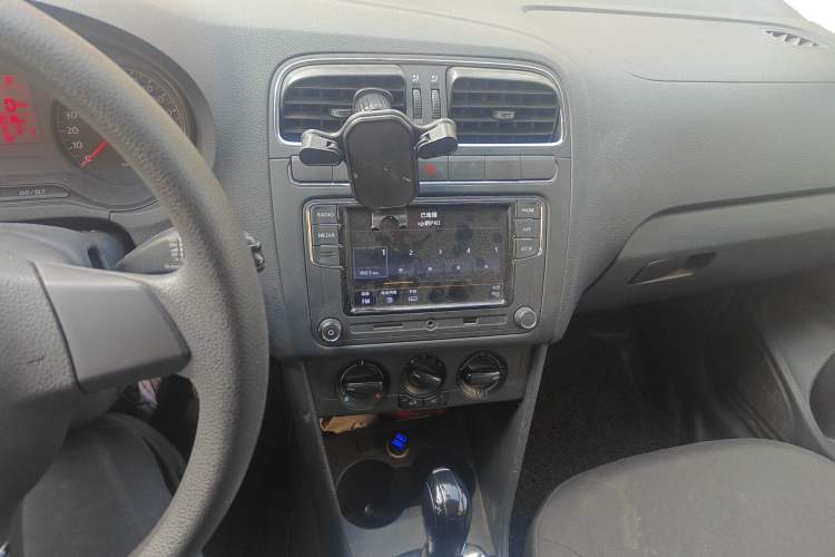 Used Volkswagen Polo 2013 1.4L Automatic Comfort Edition Audio And AC Panel