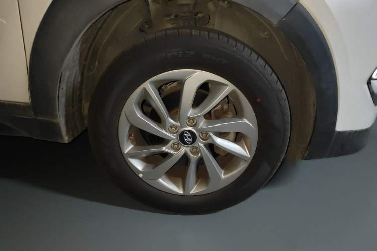 Used Hyundai Tucson 2015 1.6T Dual-Clutch Two-Wheel-Drive Smart Model Right Front Wheel Hub