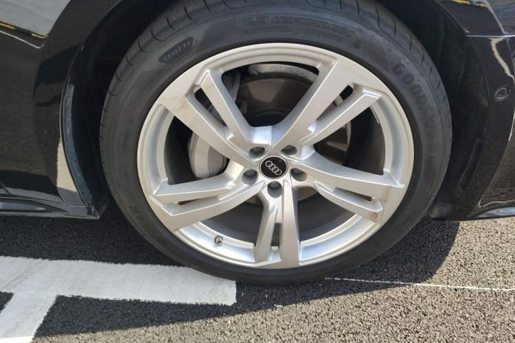 Used Audi A7L 2024 45TFSI quattro S-line Visionary Edition Flow Crystal Package Right Front Wheel Hub