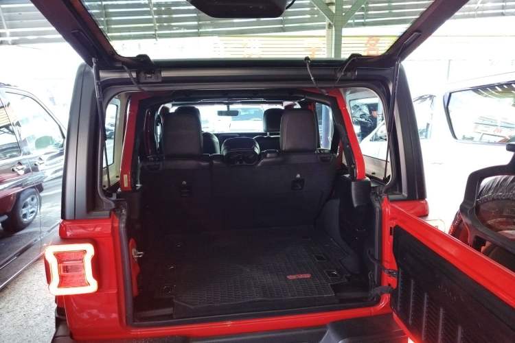 Used Jeep Wrangler 2019 2.0T Sahara Four-Door Version China VI Emission Standard