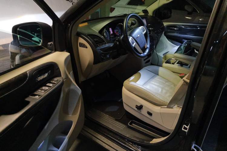 Used Chrysler Grand Voyager 2014 3.6L Comfort Edition Driver Seat