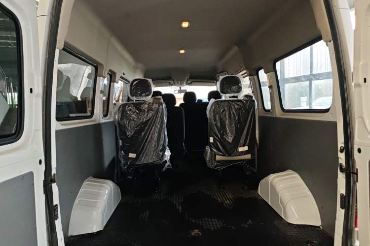 Used SAIC MAXUS Xintu V80 2023 2.0T Manual Classic Aoyuntong Short Wheelbase Mid-Roof 7/8/9-Seater Trunk