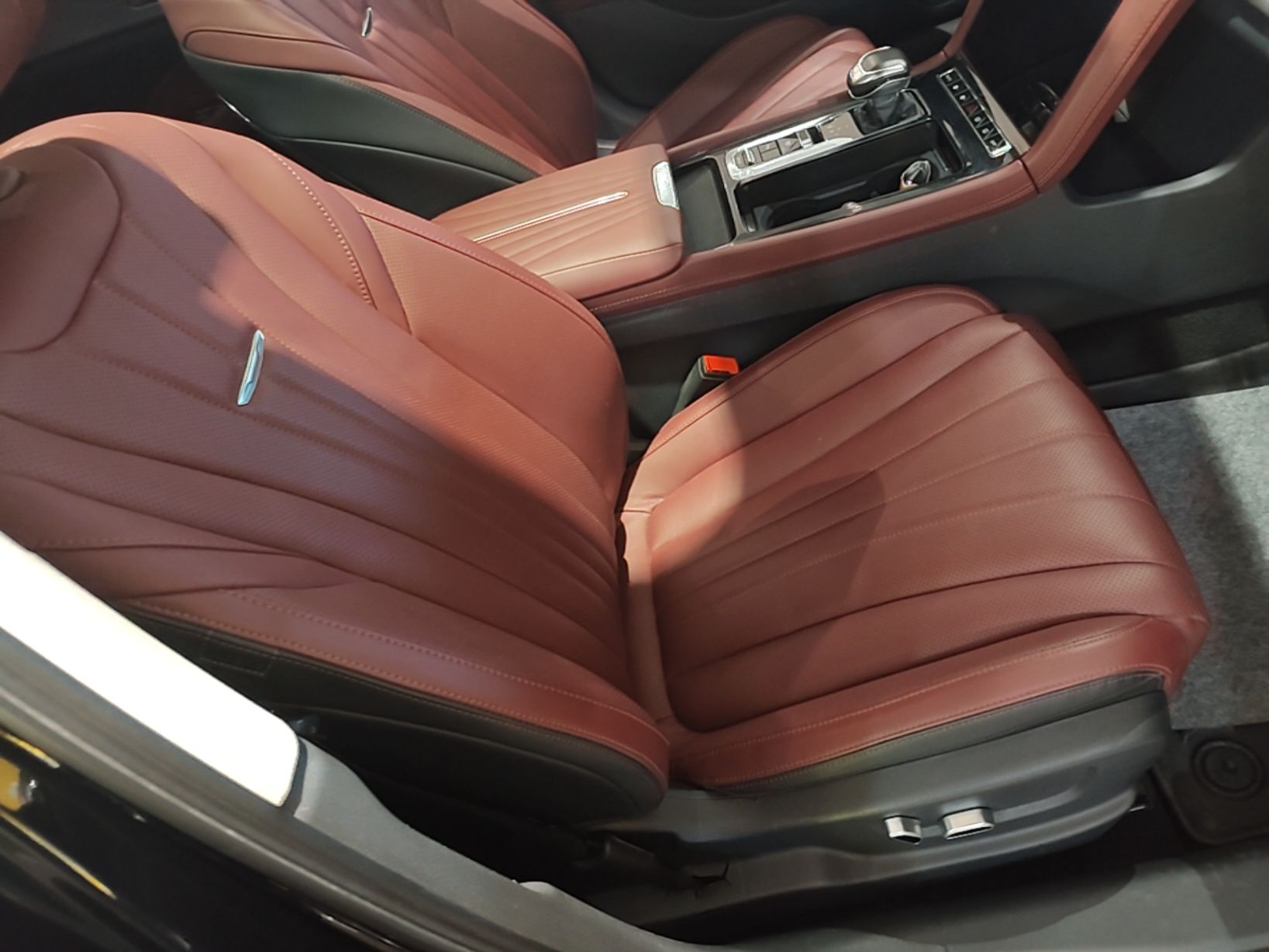 Hongqi H5 2024 2.0T Automatic Smart Connect Flagship Edition - Chinese Trim Xiang — снимка 19