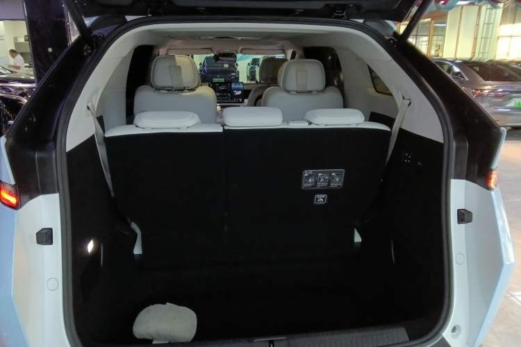 Used XPeng X9 2024 702 Ultra-Long Range Max
