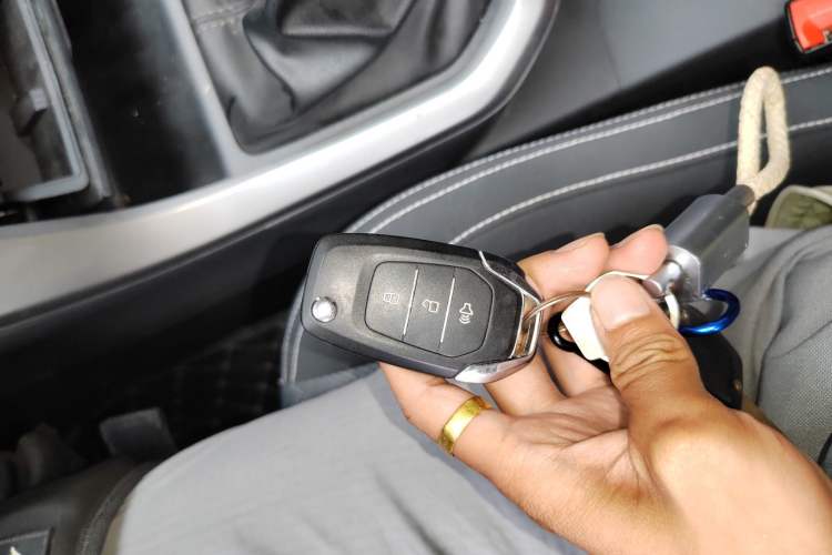 Used SAIC MAXUS T60 2020 2.0T Diesel Manual Two-Wheel Drive High-Ride Pioneer Edition Standard Cab China VI
