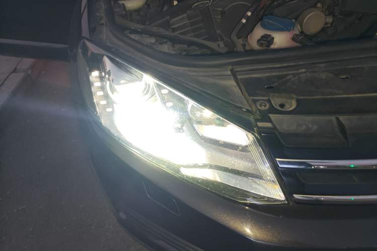 Used Volkswagen Touareg 2011 3.0 TSI High-End Version Right Front Headlight