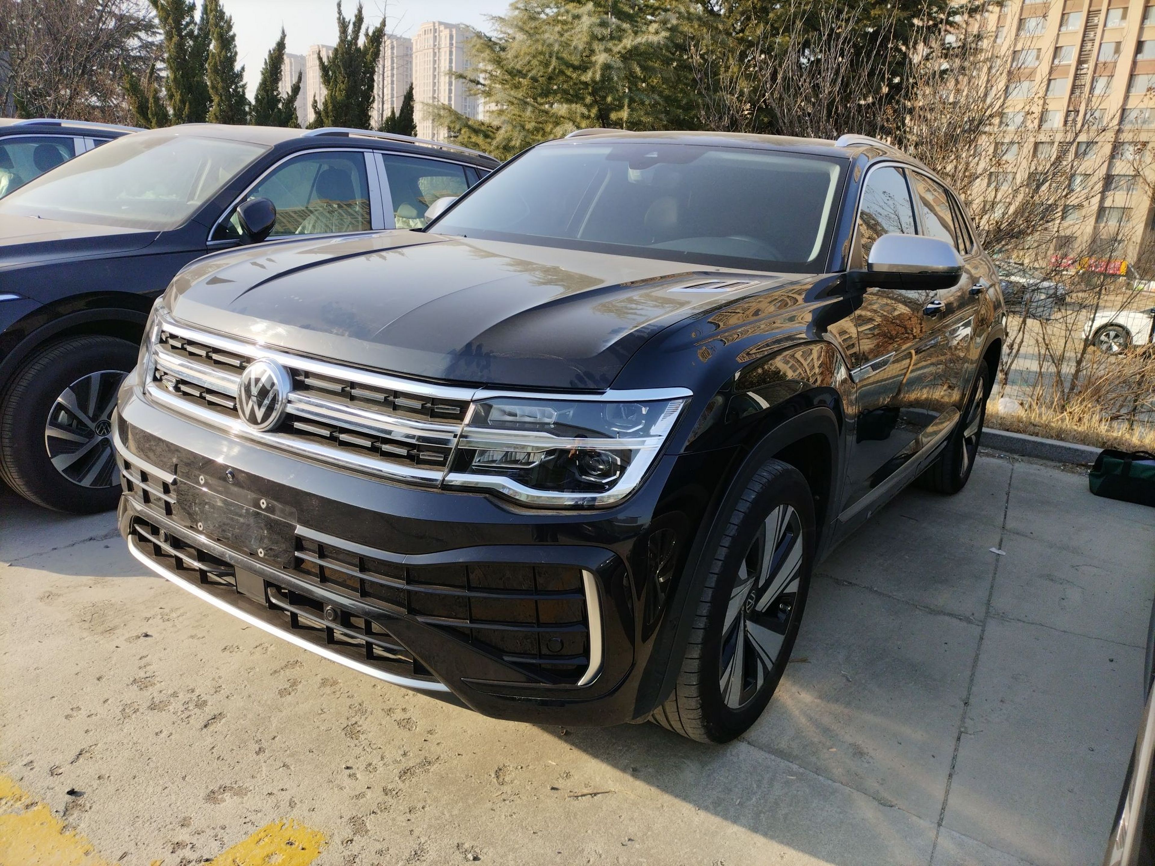 Под передней частью автомобиля