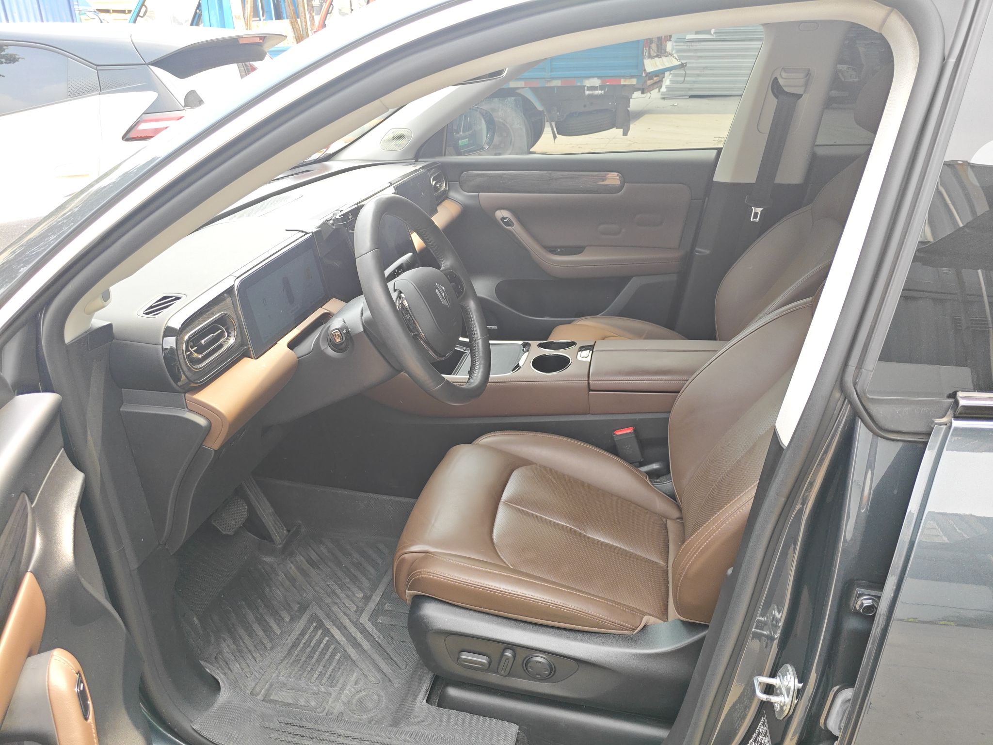 Переднее сиденье в автомобиле