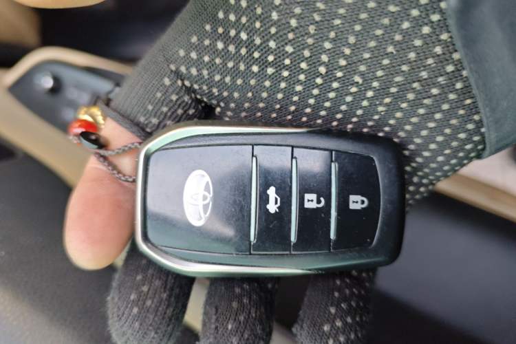 Used Toyota Highlander 2018 2.0T Four-Wheel Drive Elite Edition 7 Seats China V Standard Vehicle Key