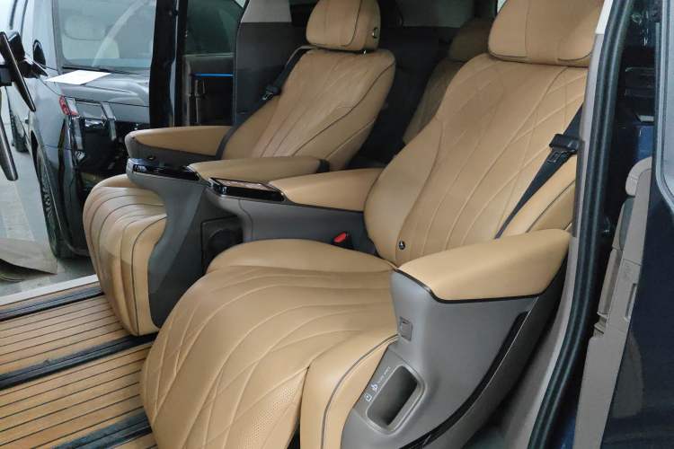 Used Denza D9 2022 DM-i 970 Four-Wheel Drive Flagship Model Left Rear Seat