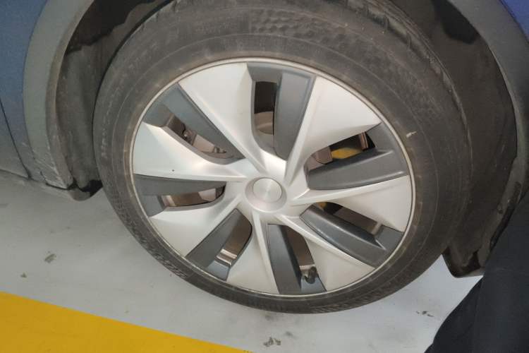 Used Tesla Model Y 2022 Rear-Wheel-Drive Version Right Front Wheel Hub