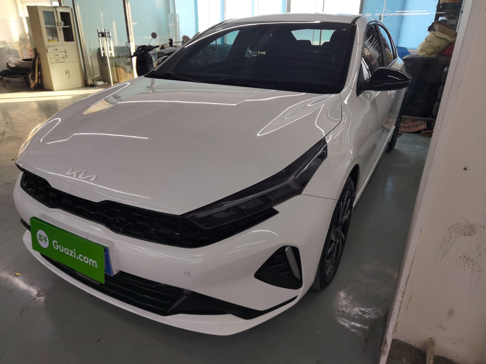 تحت مقدمة السيارة