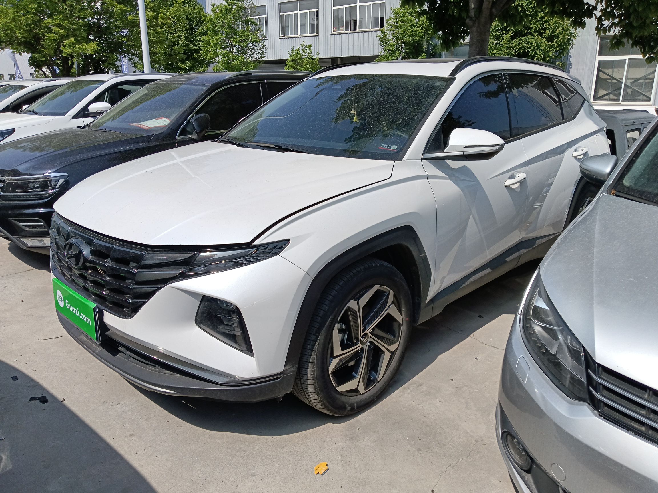 Под передней частью автомобиля