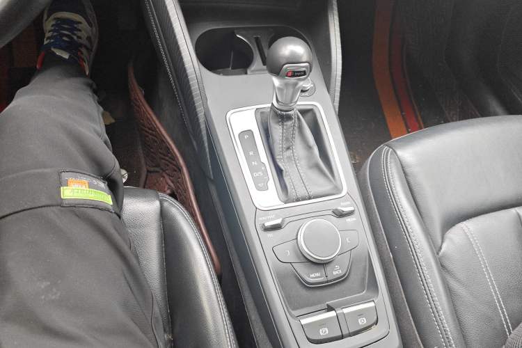 Used Audi Q2L 2022 35 TFSI Advanced Style Edition Gear Lever