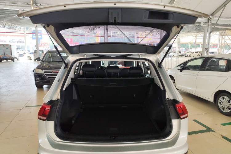 Used Volkswagen Tiguan L 2019 330TSI Automatic Two-Wheel Drive Luxury Edition China V Standard Trunk