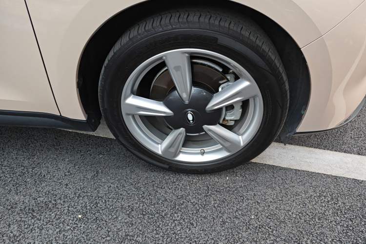 Used ORA Good Cat 2023 401 km Standard Range Luxury Version Lithium Iron Phosphate Right Front Wheel Hub