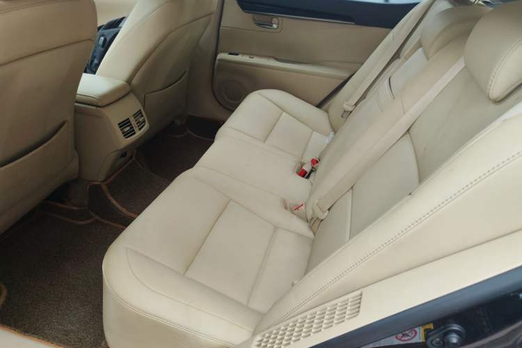 Used Lexus ES 2013 300h Elite Edition
