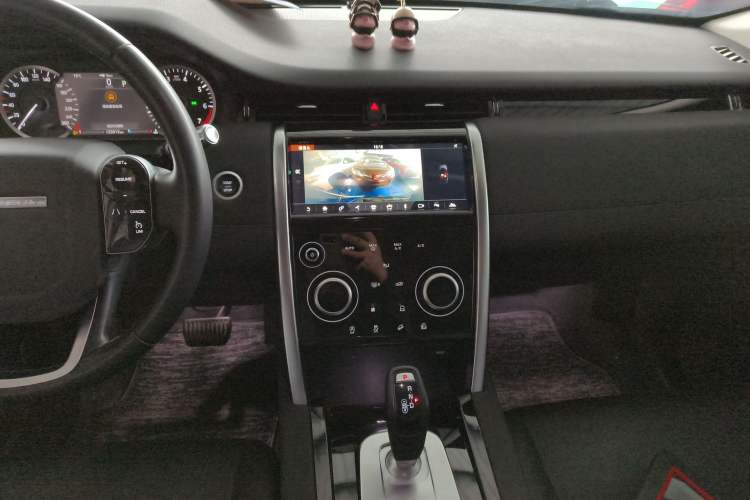 Used Land Rover Discovery Sport 2020 200 PS Family Edition Audio And AC Panel