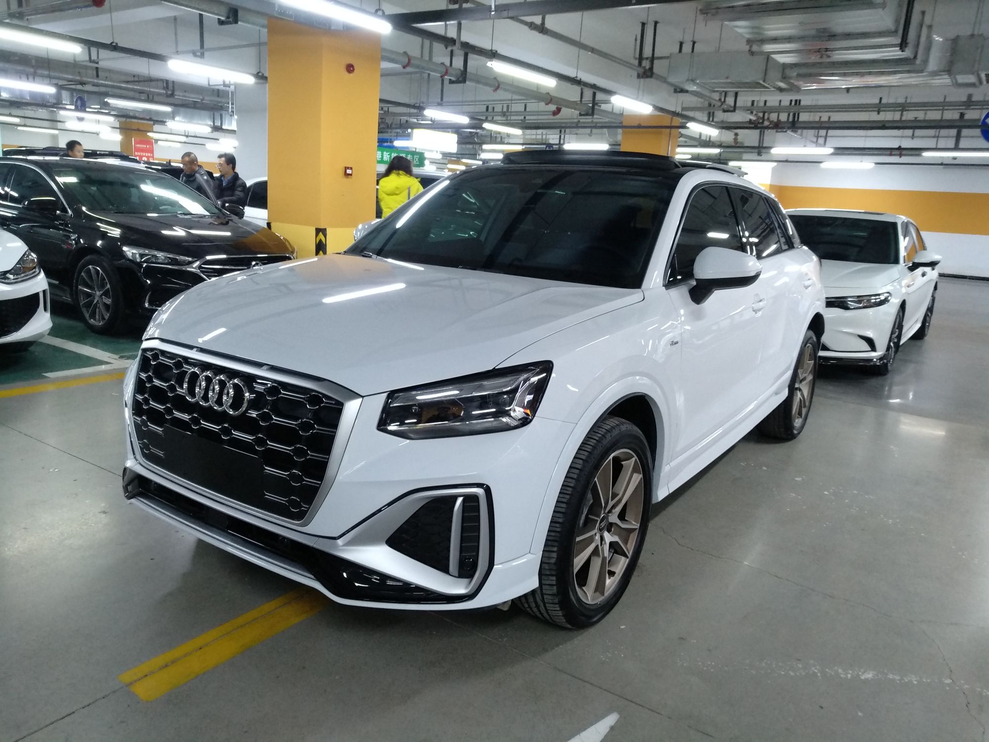 Под передней частью автомобиля