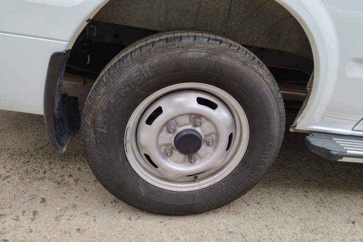 Used JMC Fushun 2025 2.0T 6MT Diesel Mid-Roof Mid-Height Commercial Multi-Purpose 7-Seater Passenger Vehicle
