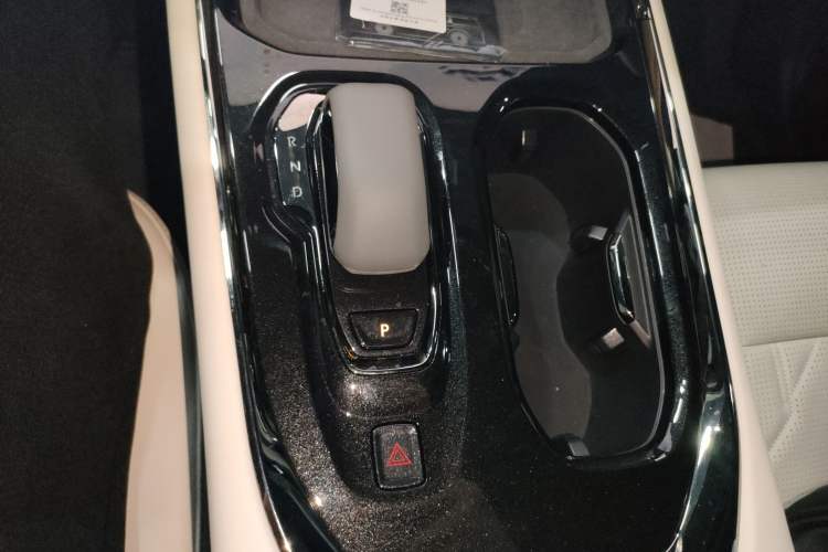 Used Zeekr 009 2024 7-Seater Walk-Through Version Four-Wheel Drive 108 kWh Gear Lever