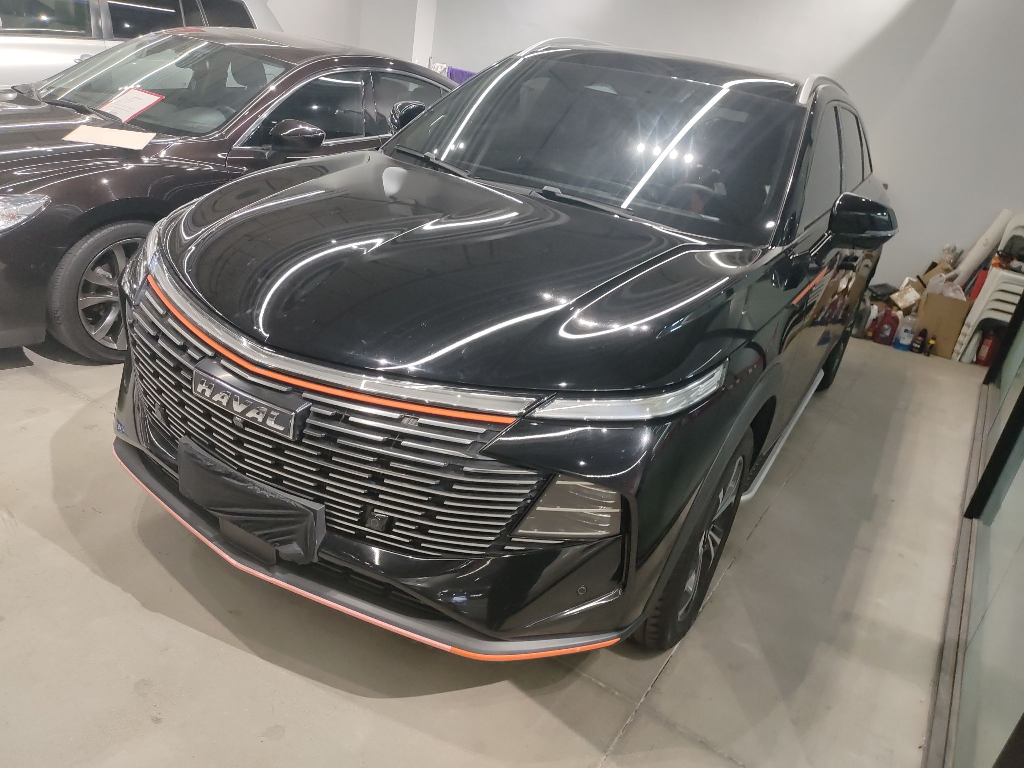 تحت مقدمة السيارة