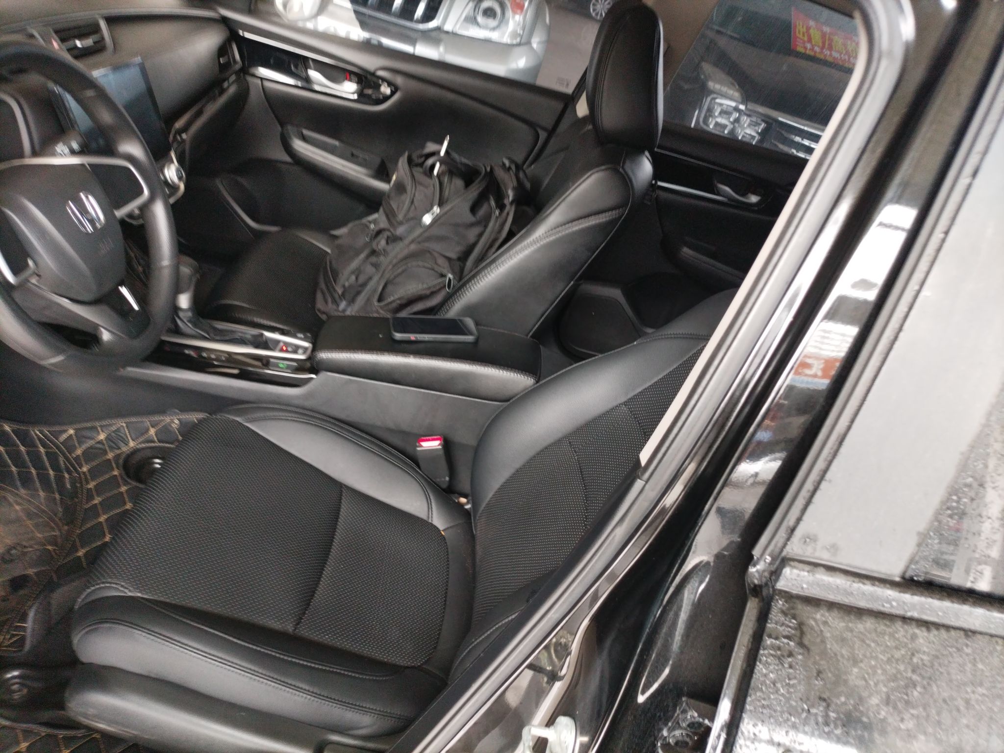 Переднее сиденье в автомобиле