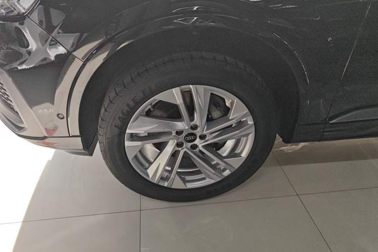 Used Audi Q7 2023 45 TFSI quattro S line Sport model Left Front Wheel Hub