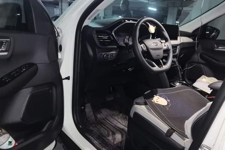 Used Ford Escape 2024 EcoBoost 245 Two-Wheel-Drive Titanium Edition Driver Seat