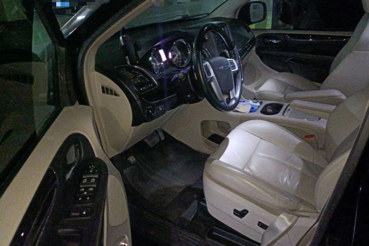 Used Chrysler Grand Voyager 2013 3.6L Luxury Edition Driver Seat