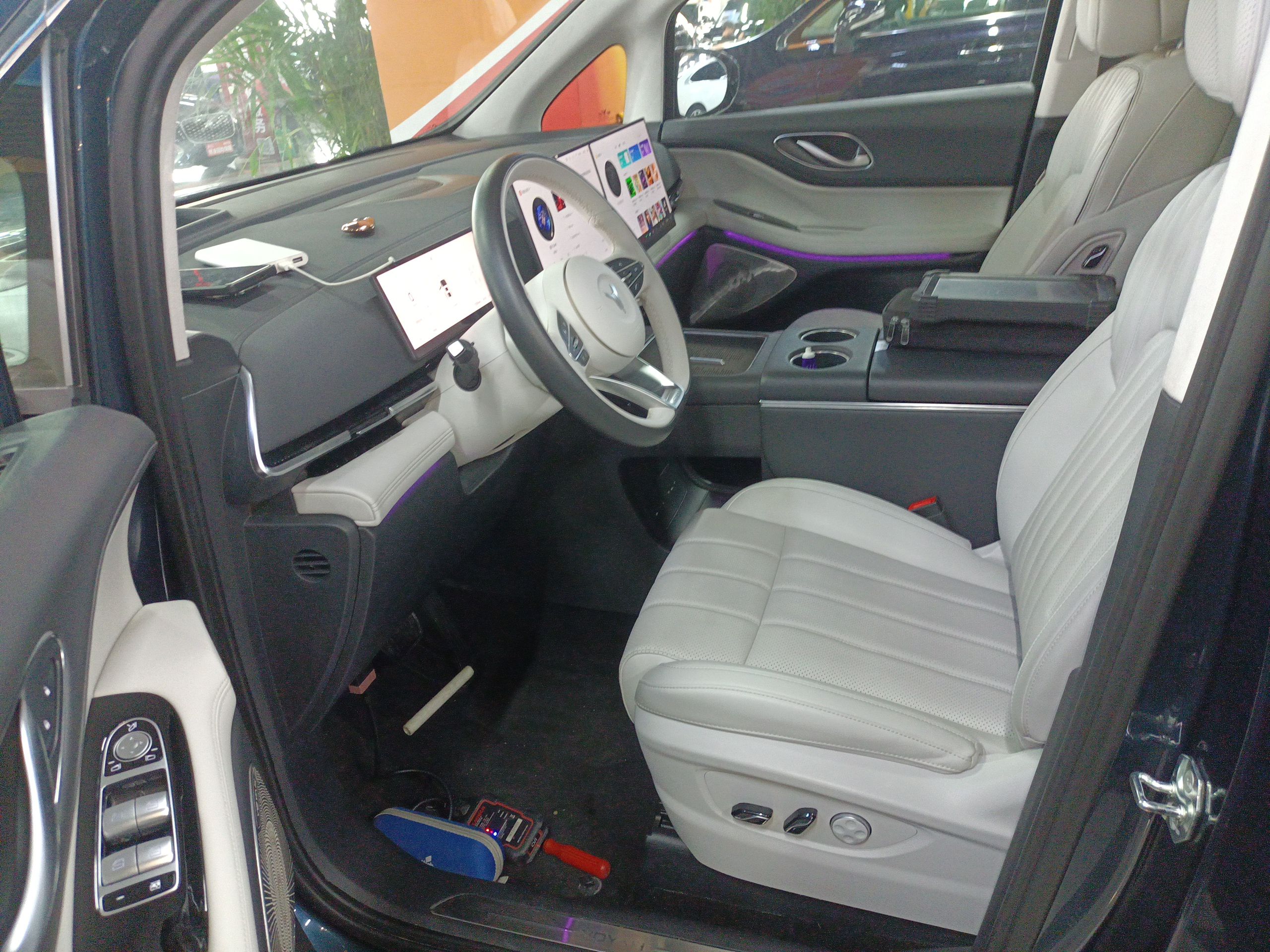 المقاعد الأمامية داخل السيارة