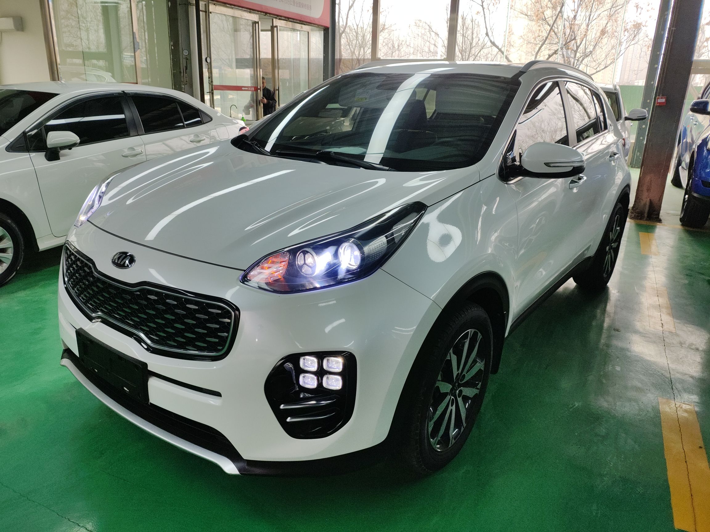 Под передней частью автомобиля