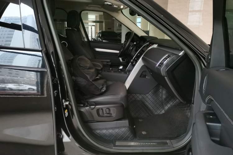 Used Land Rover Discovery 2023 Revised Version 360 PS R-Dynamic S Right Front Seat