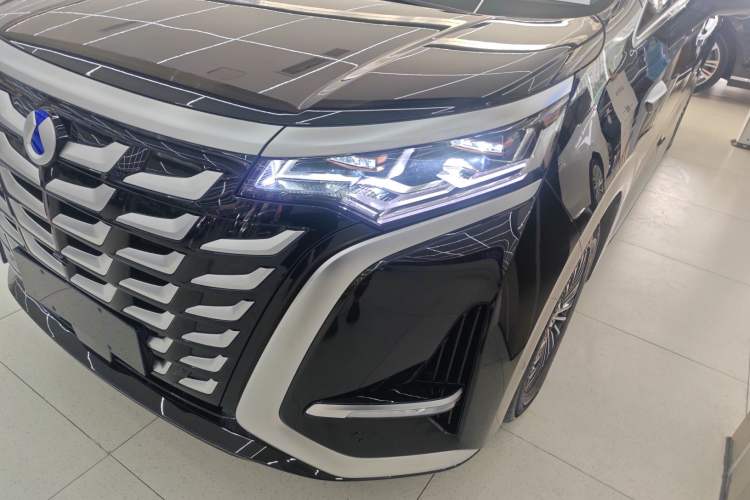 Used Denza D9 2025 DM-i Smart Drive 1020 Four-Wheel Drive Deluxe Model Left Front Headlight