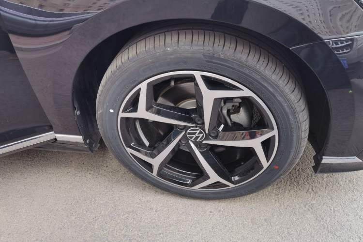 Used Volkswagen Magotan 2023 2 Million Units Limited Edition 330TSI DSG Leading Version Right Front Wheel Hub