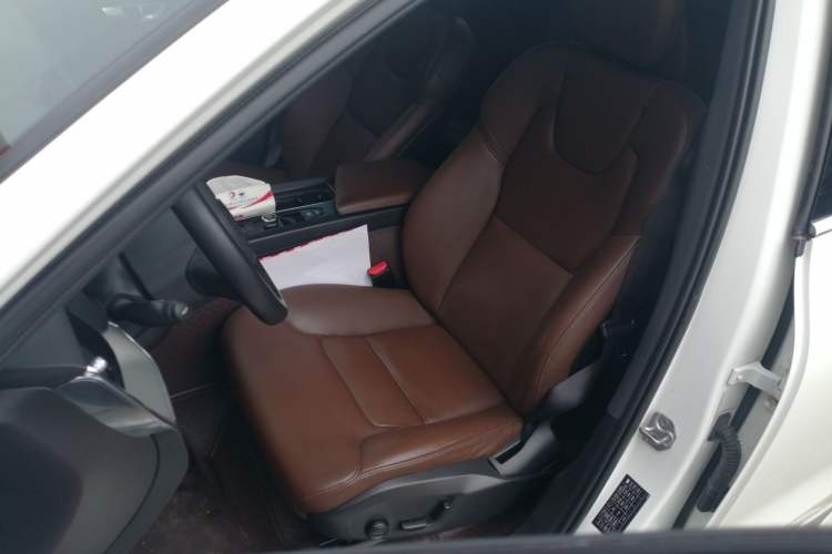 Used Volvo XC60 2023 B5 4x4 Smart Luxury Edition Left Front Seat