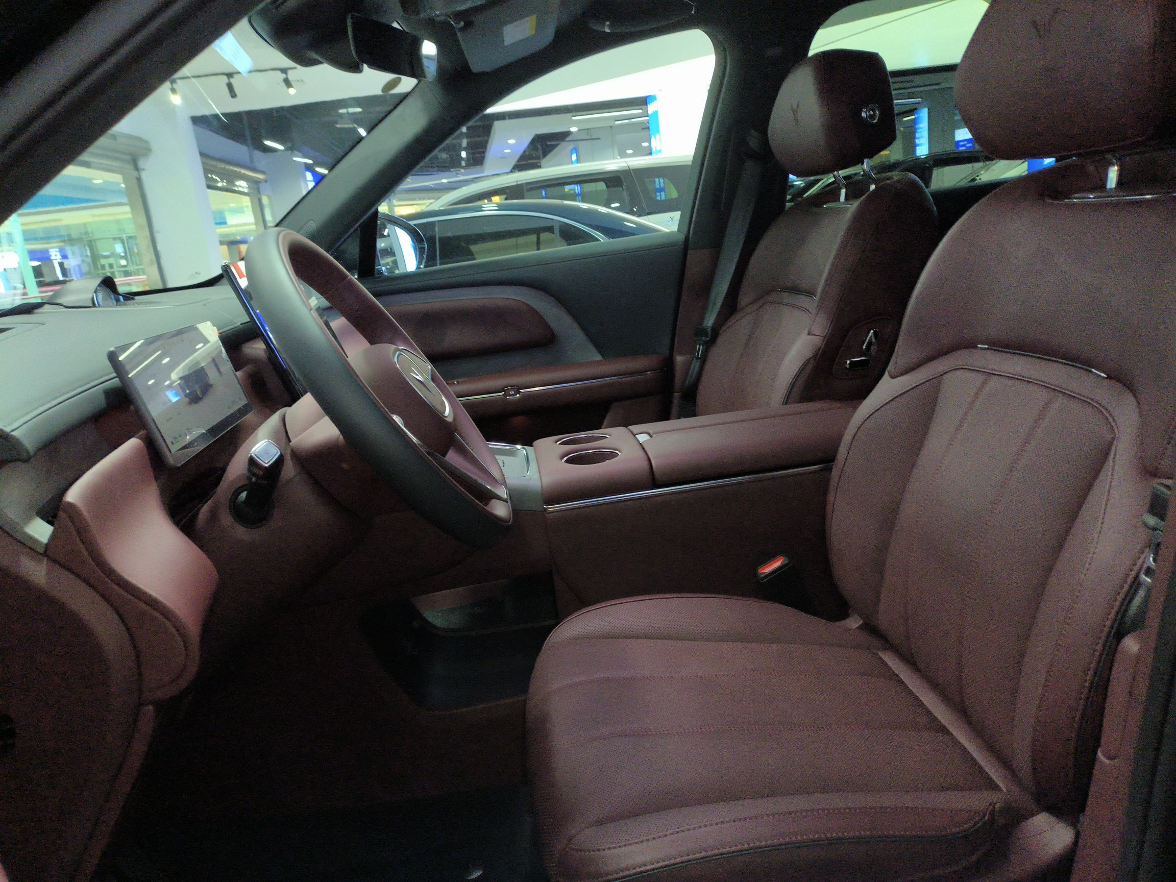 المقاعد الأمامية داخل السيارة