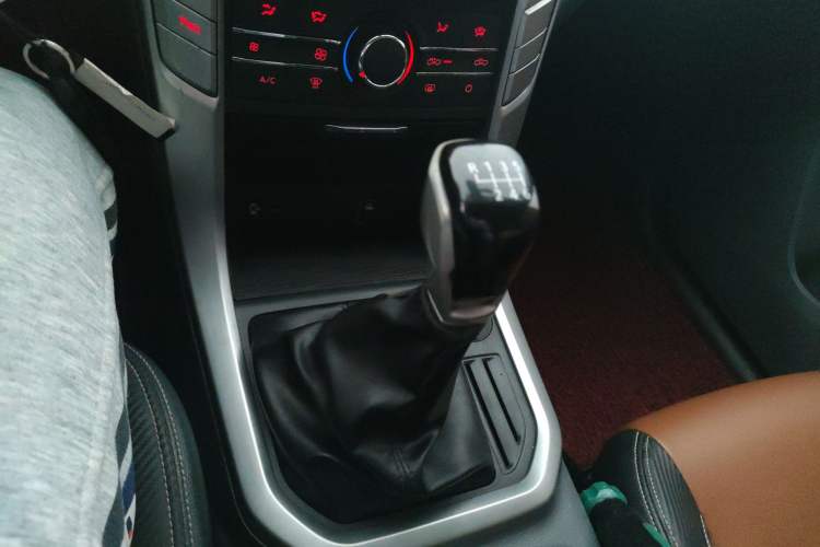 Used SAIC MAXUS T70 2019 2.0T Diesel Manual Two-Wheel Drive Comfort Version with Long Body and High Ground Clearance
