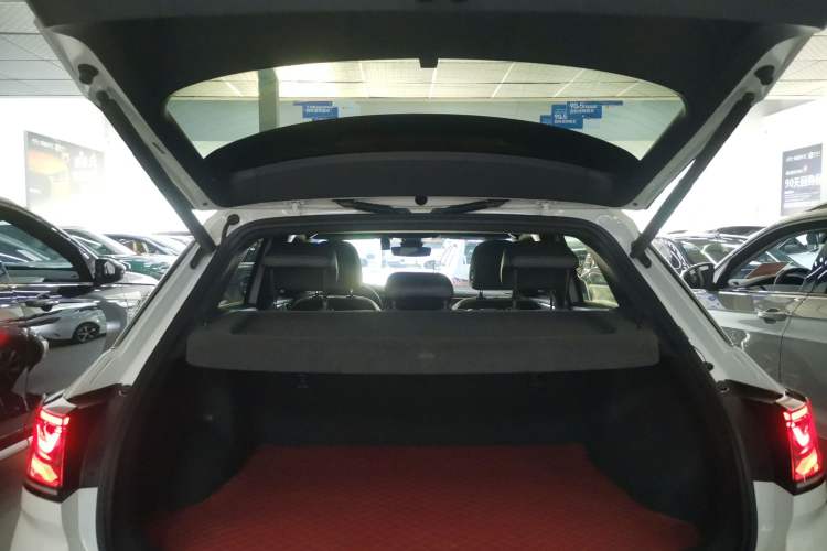 Used Volkswagen T-ROC 2024 300TSI DSG Two-Wheel-Drive Chen Guang Edition Trunk