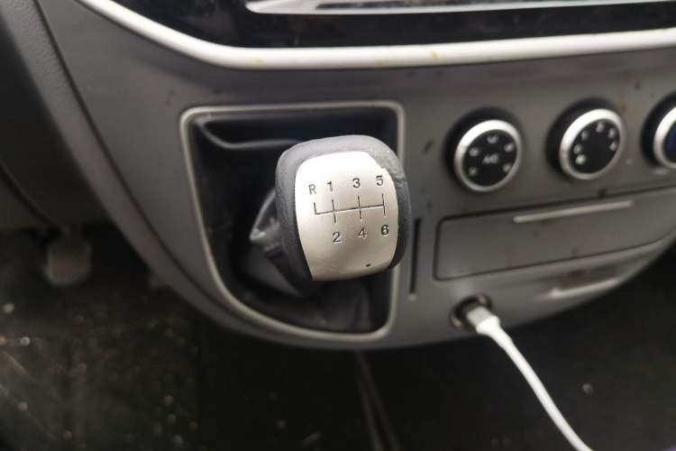 Used SAIC MAXUS Xintu V80 2020 2.5T Manual Classic City Delivery King Short Wheelbase Mid-Roof Design 2/3 Seats