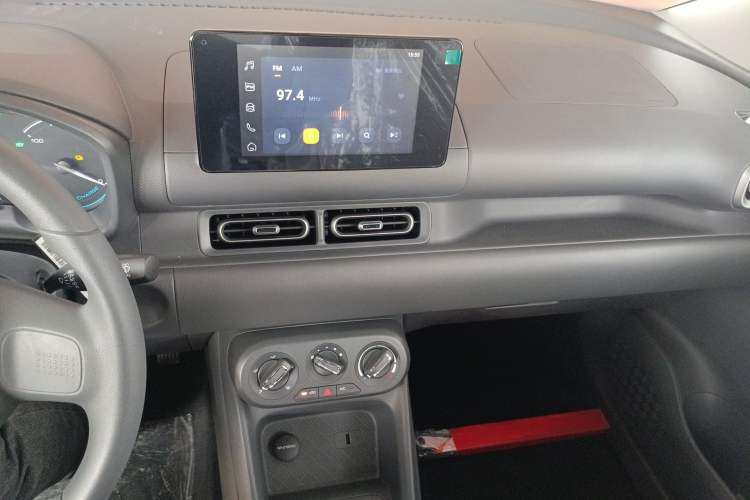 Used Wuling Hongguang New Energy 2025 Extended-Range Hybrid 50KM Comfort Version Audio And AC Panel